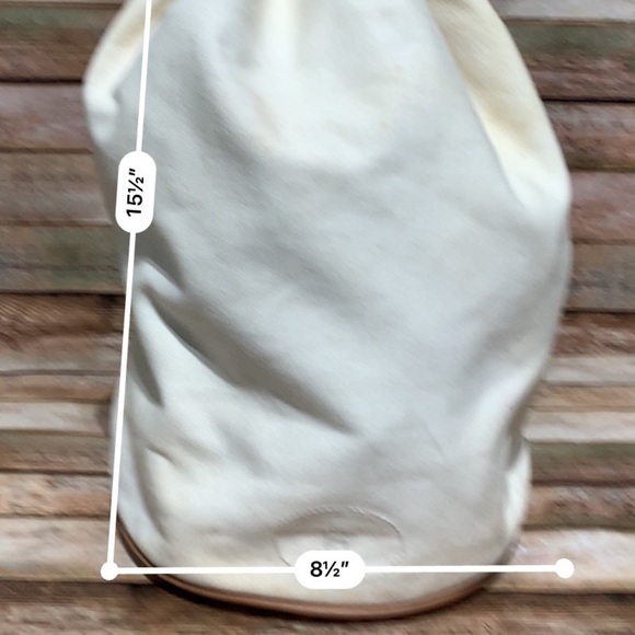 Hermès
Bucket Drawstring Off White Canvas Shoulder Bag - Picture 10 of 10